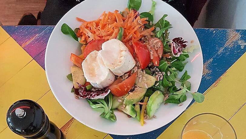 Sehr solide, findet die Testerin, ist der Salat mit Ziegenkäse im Café Butter. Sehr solide, findet die Testerin, ist der Salat mit Ziegenkäse im Café Butter.