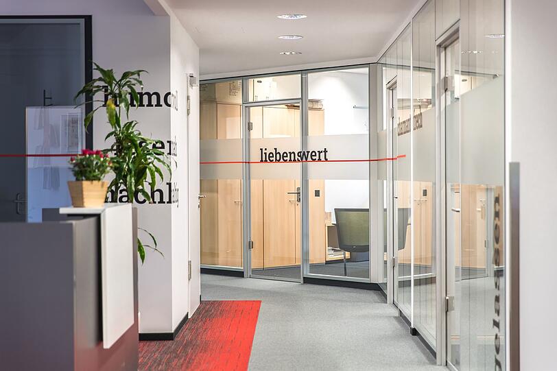 Hell und modern: Die AZ-Räume liegen alle auf einem Stockwerk, die Kolleg:innen der verschiedenen Abteilungen profitieren vom direkten Kontakt. Hell und modern: Die AZ-Räume liegen alle auf einem Stockwerk, die Kolleg:innen der verschiedenen Abteilungen profitieren vom direkten Kontakt.