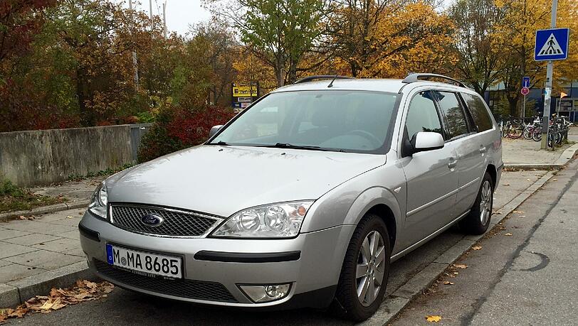 Wer hat diesen Ford Mondeo Kombi mit dem Kennzeichen M-MA 8685 in der Zeit von Donnerstag, 08.10.2015 bis Freitag, 09.10.2015 nachmittags gesehen?