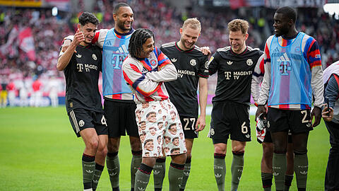 Nach dem 3:2-Sieg gegen Freiburg fällt Serge Gnabry mit einer außergewöhnlichen Hose auf. Nach dem 3:2-Sieg gegen Freiburg fällt Serge Gnabry mit einer außergewöhnlichen Hose auf.
