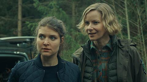 "Erzgebirgskrimi: Über die Grenze": Saskia Bergelt (Teresa Weißbach, r.) und Karina Szabo (Lara Mandoki) verfolgen gemeinsam eine Spur in den Wald. "Erzgebirgskrimi: Über die Grenze": Saskia Bergelt (Teresa Weißbach, r.) und Karina Szabo (Lara Mandoki) verfolgen gemeinsam eine Spur in den Wald.