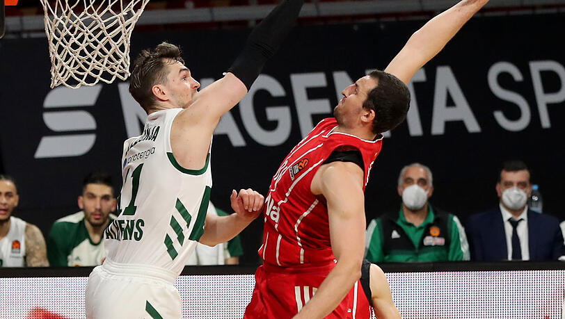 So wollen ihn die Basketballer des FC Bayern möglichst bald wieder sehen: Paul Zipser (r.) in Aktion beim Dunking. So wollen ihn die Basketballer des FC Bayern möglichst bald wieder sehen: Paul Zipser (r.) in Aktion beim Dunking.