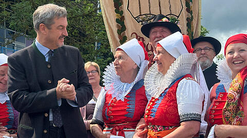 Bayerns Ministerpräsident Markus Söder (CSU) steht 2025 vor Beginn der Hauptkundgebung des Sudetendeutschen Tages zwischen Mitgliedern der Wischauer Trachtengruppe. Bayerns Ministerpräsident Markus Söder (CSU) steht 2025 vor Beginn der Hauptkundgebung des Sudetendeutschen Tages zwischen Mitgliedern der Wischauer Trachtengruppe.