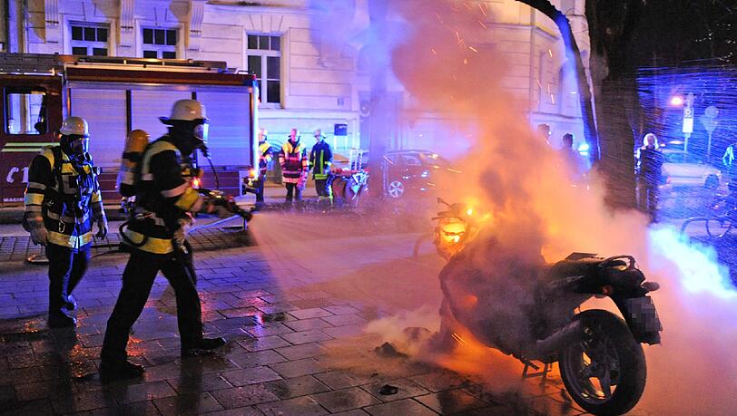 An einer Tankstelle am Petuelring wurde am Dienstagabend ein junger Mann verletzt, als ein Benzinkanister aus bislang unbekannten Gründen Feuer fing - die Bilder. An einer Tankstelle am Petuelring wurde am Dienstagabend ein junger Mann verletzt, als ein Benzinkanister aus bislang unbekannten Gründen Feuer fing - die Bilder.