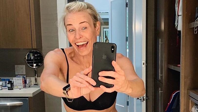 Chelsea Handler unterstützt halb nackt die Krebsforschung Chelsea Handler unterstützt halb nackt die Krebsforschung