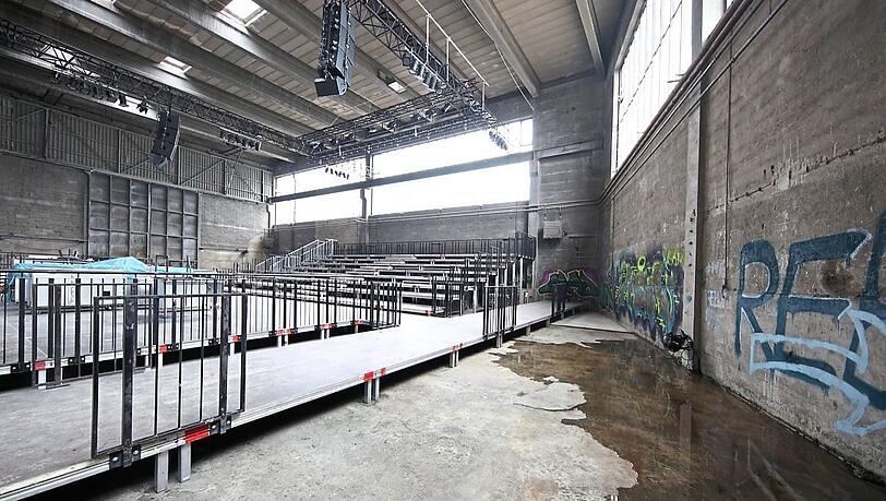 Zwei Fensterbänder und Fenster an der Decke machen die Halle hell. Zwei Fensterbänder und Fenster an der Decke machen die Halle hell.