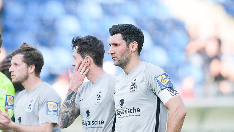 Stephan Salger vertrat Stefan Lex in Mannheim als Kapitän - nach dem Spiel wurde er mit Münzwürfen aus dem Waldhof-Block konfrontiert. Stephan Salger vertrat Stefan Lex in Mannheim als Kapitän - nach dem Spiel wurde er mit Münzwürfen aus dem Waldhof-Block konfrontiert.