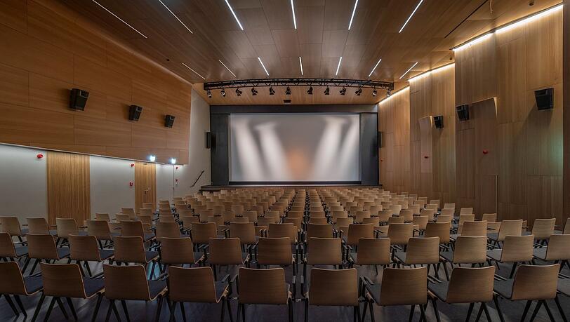 Am Amerikahaus, einem Highlight der Nachkriegsmoderne, wurde seit den späten 1950er Jahren nicht viel verändert. Die Generalsanierung war also nötig - hier ein Blick in den Saal. Am Amerikahaus, einem Highlight der Nachkriegsmoderne, wurde seit den späten 1950er Jahren nicht viel verändert. Die Generalsanierung war also nötig - hier ein Blick in den Saal.