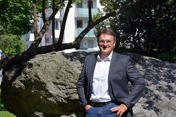 Er ist Professor für physische Geografie und Umweltmodellierung am Geografischen Institut der Münchner LMU. Er ist Professor für physische Geografie und Umweltmodellierung am Geografischen Institut der Münchner LMU.