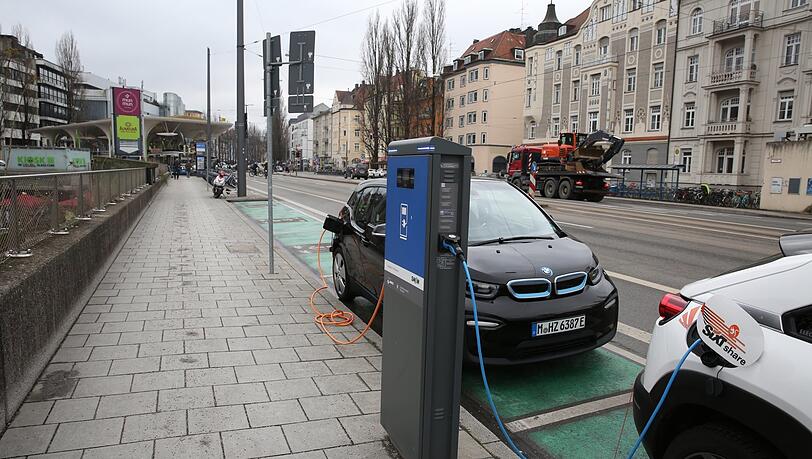 An der Münchner Freiheit gibt es bereits Platz nur für Leihautos, die sind sogar elektrisch. An der Münchner Freiheit gibt es bereits Platz nur für Leihautos, die sind sogar elektrisch.