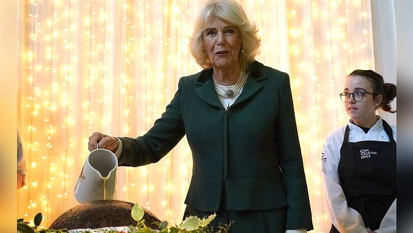 Königin Camilla übergießt den Christmas Pudding. Königin Camilla übergießt den Christmas Pudding.