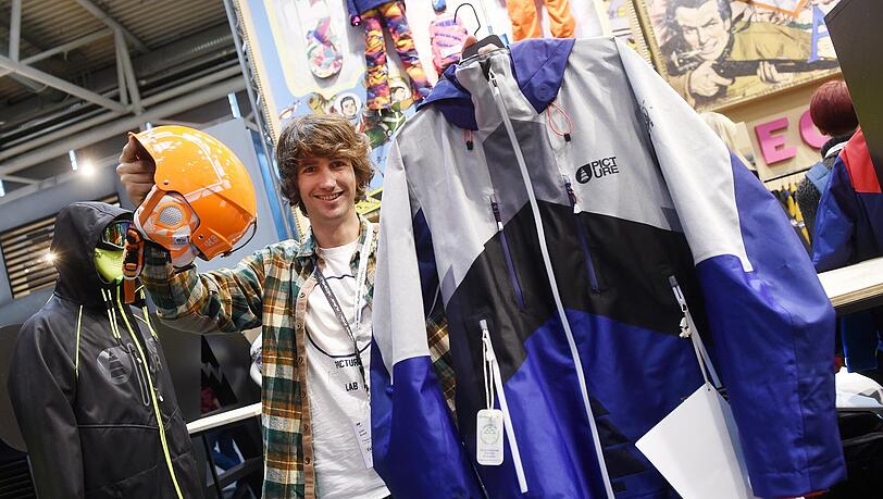 Es geht auch ohne: Picture-Organic-Clothing-Mitarbeiter Julien Durant zeigt auf der Ispo eine chemikalienfreie Jacke samt Helm. Es geht auch ohne: Picture-Organic-Clothing-Mitarbeiter Julien Durant zeigt auf der Ispo eine chemikalienfreie Jacke samt Helm.