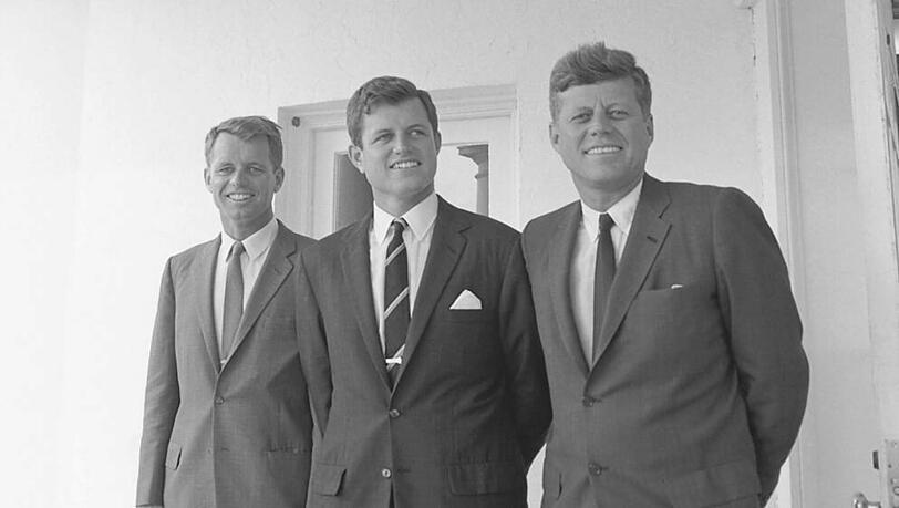 John F. Kennedy (r.) mit seinen Brüdern Ted und Robert. (Aufnahmedatum unbekannt) John F. Kennedy (r.) mit seinen Brüdern Ted und Robert. (Aufnahmedatum unbekannt)