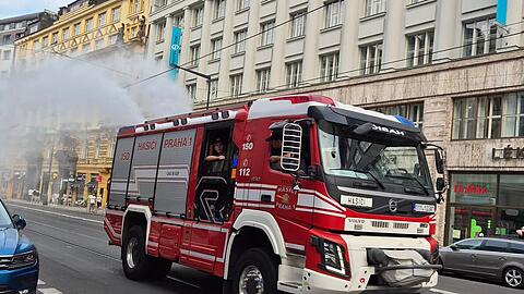 So sieht es aus, wenn die Feuerwehr in Prag für Abkühlung sorgt. So sieht es aus, wenn die Feuerwehr in Prag für Abkühlung sorgt.