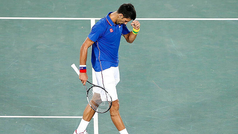 Tief enttäuscht schleicht Novak Djokovic vom Platz nach seiner Pleite gegen Juan-Martin del Potro. Tief enttäuscht schleicht Novak Djokovic vom Platz nach seiner Pleite gegen Juan-Martin del Potro.