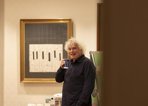 SImon Rattle in der Garderobe. SImon Rattle in der Garderobe.