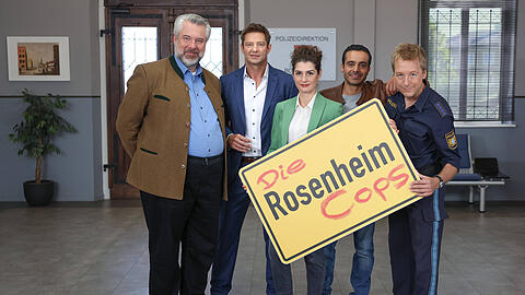 Bei den "Rosenheim-Cops" wird für gewöhnlich in bairischem Dialekt gesprochen. Doch ein Darsteller meldet sich nun auf Englisch bei seinen Fans. Bei den "Rosenheim-Cops" wird für gewöhnlich in bairischem Dialekt gesprochen. Doch ein Darsteller meldet sich nun auf Englisch bei seinen Fans.