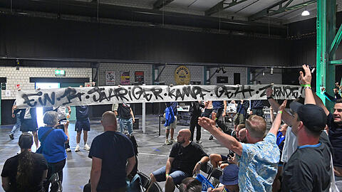 Bei der 1860-Mitgliederversammlung feiern einige Fans das Ismaik-Aus mit einem Spruchband: "Ein 14-jähriger Kampf geht zu Ende!" Bei der 1860-Mitgliederversammlung feiern einige Fans das Ismaik-Aus mit einem Spruchband: "Ein 14-jähriger Kampf geht zu Ende!"
