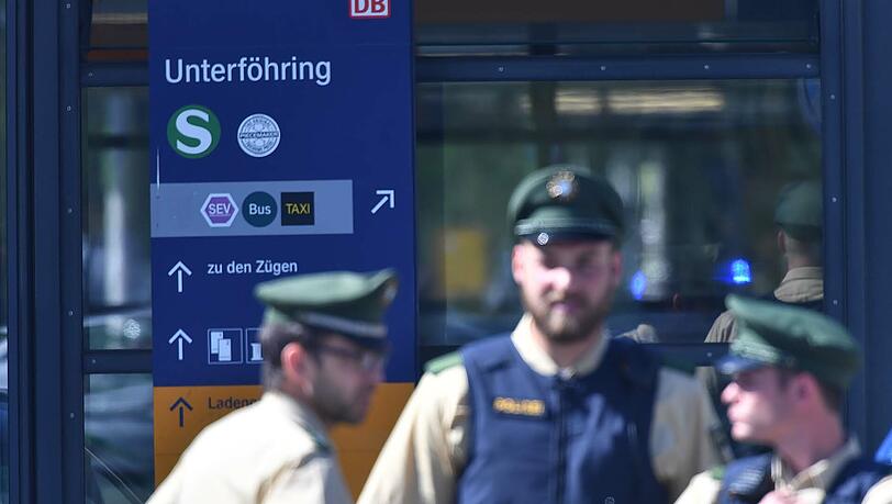 Polizisten am Tattag an der S-Bahnhaltestelle in Unterföhring. Polizisten am Tattag an der S-Bahnhaltestelle in Unterföhring.