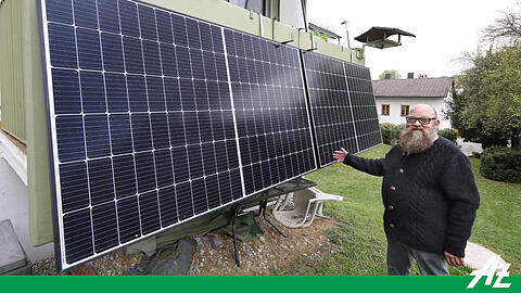 Thomas Sicka ist stolz auf sein Balkonkraftwerk. Wie viel Energie die Photovoltaik-Anlage erzeugt, verfolgt er mehrmals täglich über eine App auf seinem Handy. Thomas Sicka ist stolz auf sein Balkonkraftwerk. Wie viel Energie die Photovoltaik-Anlage erzeugt, verfolgt er mehrmals täglich über eine App auf seinem Handy.