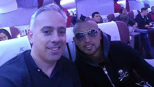 Stylischer Haarschnitt und verspiegelte Fliegerbrille: Arturo Vidal (r.) ist auf dem Weg nach München. Stylischer Haarschnitt und verspiegelte Fliegerbrille: Arturo Vidal (r.) ist auf dem Weg nach München.
