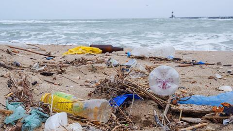 Angespülter Plastikmüll am Schwarzen Meer. Angespülter Plastikmüll am Schwarzen Meer.