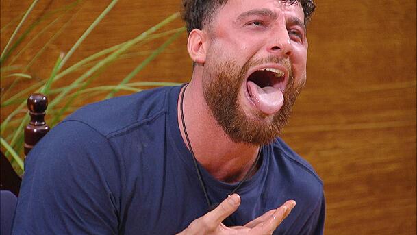 Umut Tekin bekommt vier Schnecken. Sichtbar angewidert, aber angefeuert von den anderen, würgt er sie runter. Umut Tekin bekommt vier Schnecken. Sichtbar angewidert, aber angefeuert von den anderen, würgt er sie runter.