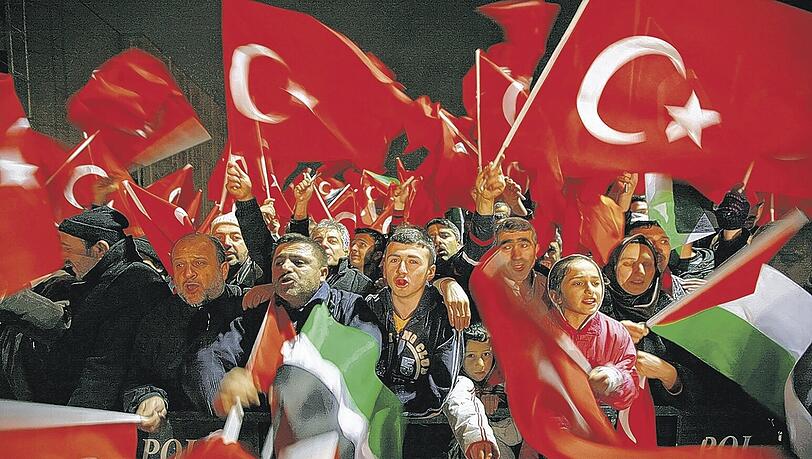 Ein Empfangskomitee, wie man es sich nur wünschen kann: Erdogans Rückkehr nach Istanbul. Ein Empfangskomitee, wie man es sich nur wünschen kann: Erdogans Rückkehr nach Istanbul.
