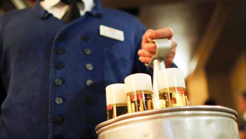 Ein Köbes (Kellner) serviert im Brauhaus Früh am Kölner Dom Kölsch-Bier. Ein Köbes (Kellner) serviert im Brauhaus Früh am Kölner Dom Kölsch-Bier.