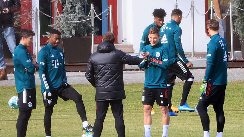 Austausch mit dem Mannschaftsrat: Bayern-Trainer Flick (M.) mit Lewandowski, Alaba, Kimmich und Neuer. Austausch mit dem Mannschaftsrat: Bayern-Trainer Flick (M.) mit Lewandowski, Alaba, Kimmich und Neuer.