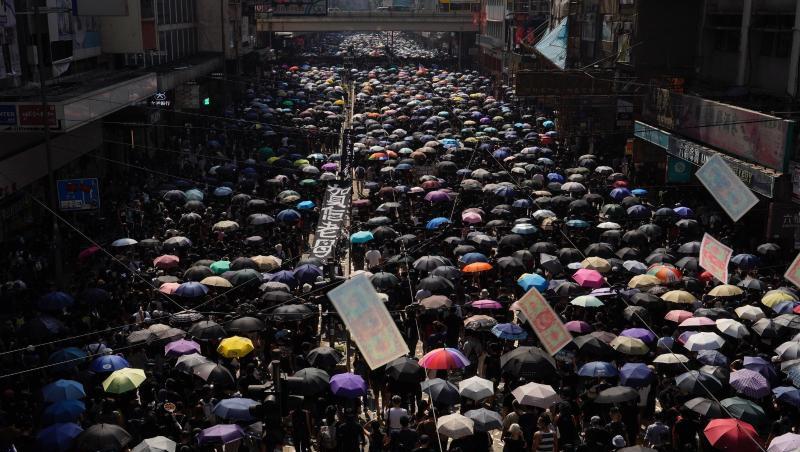 Trotz eines Verbots gehen in Hongkong am chinesischen Nationalfeiertag Zehntausende Menschen für Demokratie und Menschenrechte auf die Straße. Trotz eines Verbots gehen in Hongkong am chinesischen Nationalfeiertag Zehntausende Menschen für Demokratie und Menschenrechte auf die Straße.