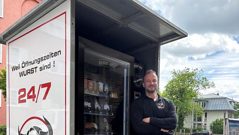 Metzgermeister Markus Fischer vor seiner „Stahl-Uschi“, in der man rund um die Uhr Grillfleisch kaufen kann. Metzgermeister Markus Fischer vor seiner „Stahl-Uschi“, in der man rund um die Uhr Grillfleisch kaufen kann.