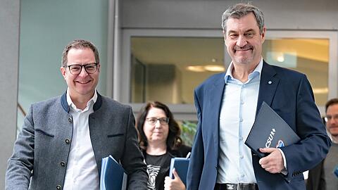 Bester Laune am Tag nach der Bayern-Wahl: Martin Huber (v.l.) CSU Generalsekretär, Tanja Schorer-Dremel, stellvertretende CSU-Generalsekretärin und CSU-Chef Markus Söder. Bester Laune am Tag nach der Bayern-Wahl: Martin Huber (v.l.) CSU Generalsekretär, Tanja Schorer-Dremel, stellvertretende CSU-Generalsekretärin und CSU-Chef Markus Söder.