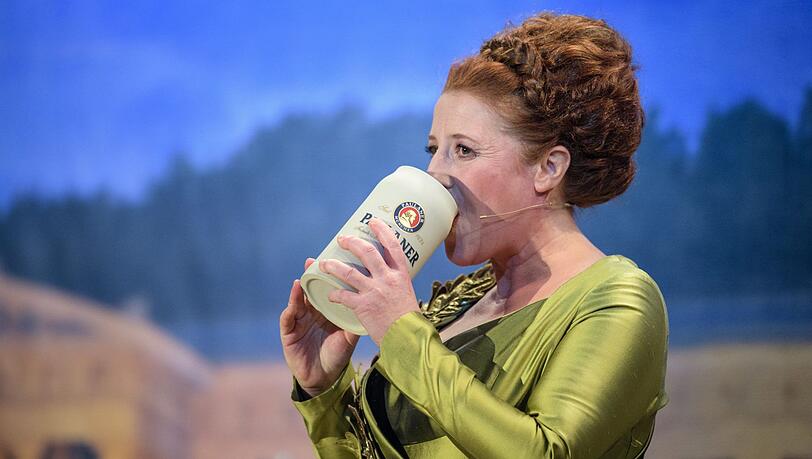 Tritt ab: Luise Kinseher als Mama Bavaria. Tritt ab: Luise Kinseher als Mama Bavaria.