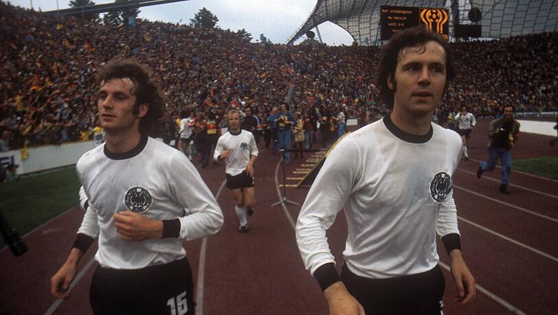 Auf der Ehrenrunde nach dem WM-Sieg 1974: Rainer Bonhof (links) und Kapitän Franz Beckenbauer. Auf der Ehrenrunde nach dem WM-Sieg 1974: Rainer Bonhof (links) und Kapitän Franz Beckenbauer.