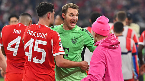 Sieht bei zwei Gegentoren gegen Real Madrid schlecht aus und darf am Ende doch mit Aleksandar Pavlovic (l.) und Pink-Panther Lennart Karl (r.) feiern: Bayerns Torhüter und Kapitän Manuel Neuer. Sieht bei zwei Gegentoren gegen Real Madrid schlecht aus und darf am Ende doch mit Aleksandar Pavlovic (l.) und Pink-Panther Lennart Karl (r.) feiern: Bayerns Torhüter und Kapitän Manuel Neuer.