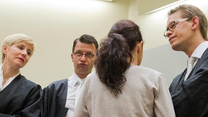 Die Hauptangeklagte trennt sich von ihren Anwälten Anja Sturm (l-r), Wolfgang Stahl und Wolfgang Heer. Was ist der Grund für die Kehrtwende von Beate Zschäpe? Die Hauptangeklagte trennt sich von ihren Anwälten Anja Sturm (l-r), Wolfgang Stahl und Wolfgang Heer. Was ist der Grund für die Kehrtwende von Beate Zschäpe?