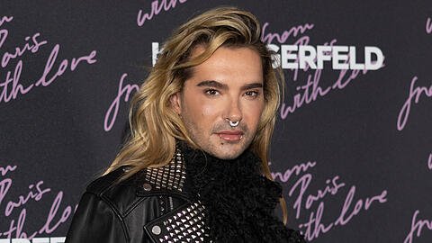 Bill Kaulitz ärgert sich über eine Flughafen-Mitarbeiterin. Bill Kaulitz ärgert sich über eine Flughafen-Mitarbeiterin.