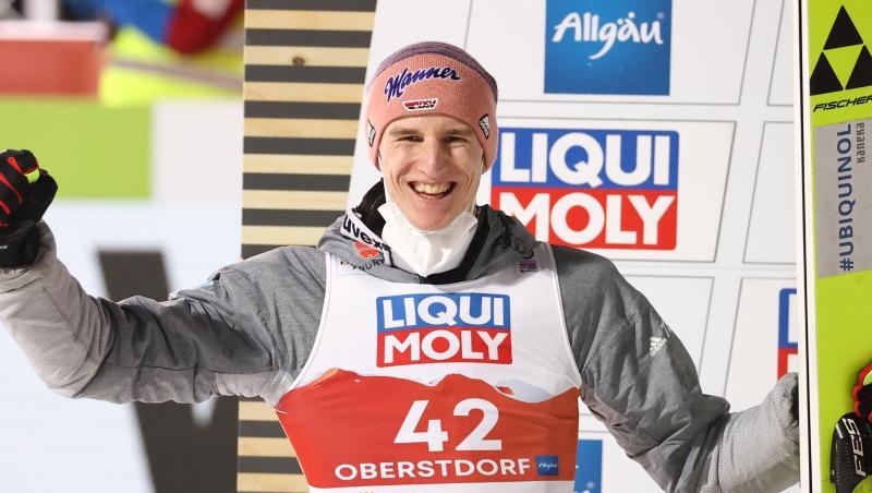Karl Geiger aus Deutschland jubelt auf dem Podium über den zweiten Platz. Karl Geiger aus Deutschland jubelt auf dem Podium über den zweiten Platz.