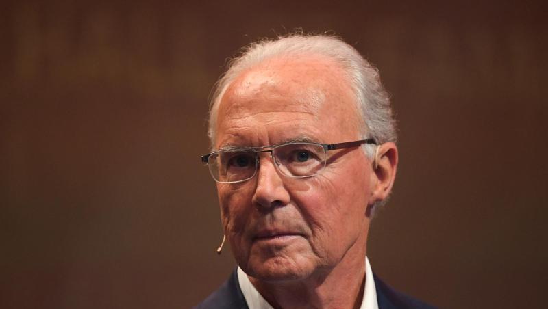 Ehemaliger Fußballspieler Franz Beckenbauer steht auf einer Bühne während einer Veranstaltung. Foto: Ina Fassbender/Archivbild Ehemaliger Fußballspieler Franz Beckenbauer steht auf einer Bühne während einer Veranstaltung. Foto: Ina Fassbender/Archivbild