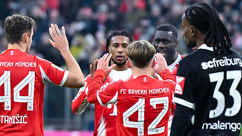 Michael Olise und Lennart Karl sorgten gegen den SC Freiburg für mächtig Spektakel. Michael Olise und Lennart Karl sorgten gegen den SC Freiburg für mächtig Spektakel.