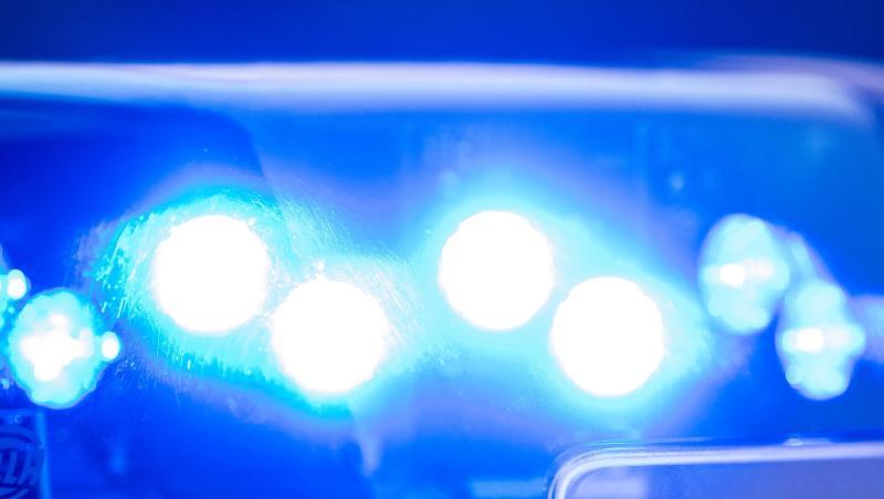 Ein Blaulicht leuchtet an einer Polizeistreife. Foto: Lino Mirgeler/dpa/Archivbild Ein Blaulicht leuchtet an einer Polizeistreife. Foto: Lino Mirgeler/dpa/Archivbild