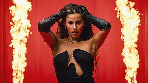 Sarah Engels geht mit "Fire" in den ESC-Vorentscheid. Sarah Engels geht mit "Fire" in den ESC-Vorentscheid.
