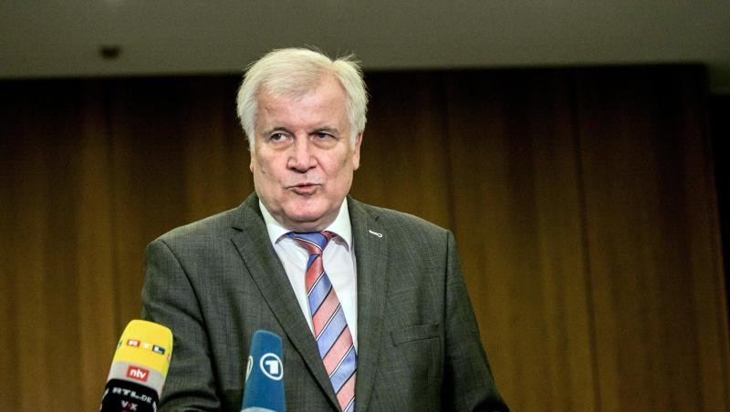 Horst Seehofer kann sich in der kommenden Saison der Fußball-Bundesliga wieder Zuschauer in den Stadien vorstellen. Horst Seehofer kann sich in der kommenden Saison der Fußball-Bundesliga wieder Zuschauer in den Stadien vorstellen.