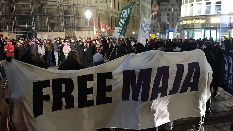 Demonstration in Leipzig gegen das Urteil im Fall Maja T. Auch in Berlin gingen mehrere hundert Menschen auf die Straße. Demonstration in Leipzig gegen das Urteil im Fall Maja T. Auch in Berlin gingen mehrere hundert Menschen auf die Straße.