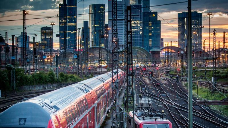 Die Bahn will mehr investieren - und soll nach dem Willen der Eisenbahn-Gewerkschaft EVG vom CO2-Preis profitieren. Die Bahn will mehr investieren - und soll nach dem Willen der Eisenbahn-Gewerkschaft EVG vom CO2-Preis profitieren.