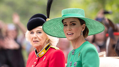 Königin Camilla und Prinzessin Kate fuhren bei "Trooping the Colour" 2023 in der Kutsche. König Charles, Prinzessin Anne und Prinz William ritten auf Pferden. Königin Camilla und Prinzessin Kate fuhren bei "Trooping the Colour" 2023 in der Kutsche. König Charles, Prinzessin Anne und Prinz William ritten auf Pferden.