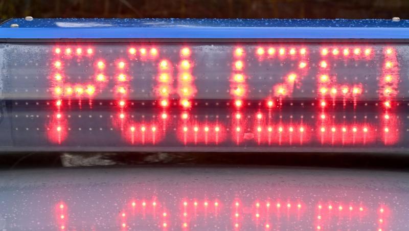 Die Leuchtschrift "Polizei" ist auf dem Dach eines Streifenwagens der Polizei zu sehen. Foto: Carsten Rehder/dpa Die Leuchtschrift "Polizei" ist auf dem Dach eines Streifenwagens der Polizei zu sehen. Foto: Carsten Rehder/dpa