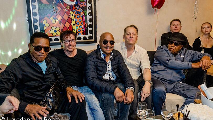 Tito Jackson (re.) saß vergangene Woche mit Schmerzen auf der Couch von Bruce Reith. Tito Jackson (re.) saß vergangene Woche mit Schmerzen auf der Couch von Bruce Reith.