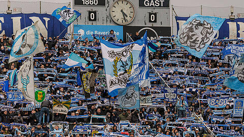 Löwen-Fans in der weiterhin unüberdachten Westkurve. Löwen-Fans in der weiterhin unüberdachten Westkurve.